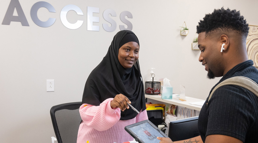 Two SIUE students meet at the ACCESS office. 
