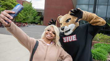 Two SIUE students.