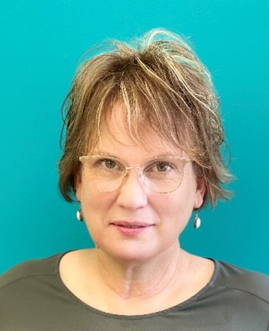 A portrait photo of Deanna Glasser