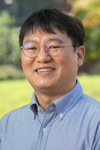 A portrait photo of Kyunghwan Lee, PhD