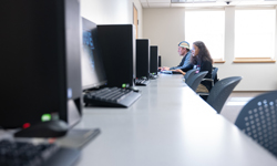 SIUE students in a computer lab.