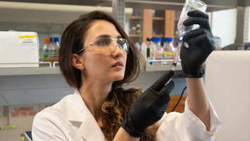 SIUE Pharmacy Student working in the lab.+
