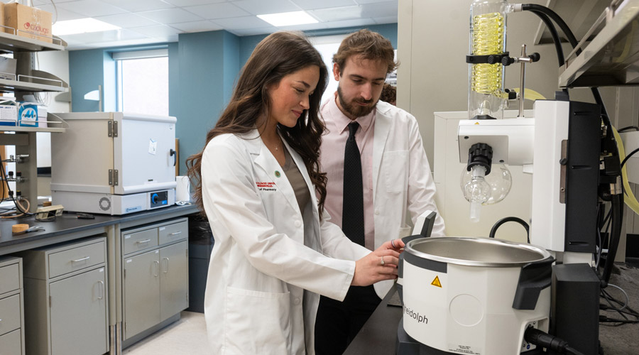Two SIUE students working in a lab.