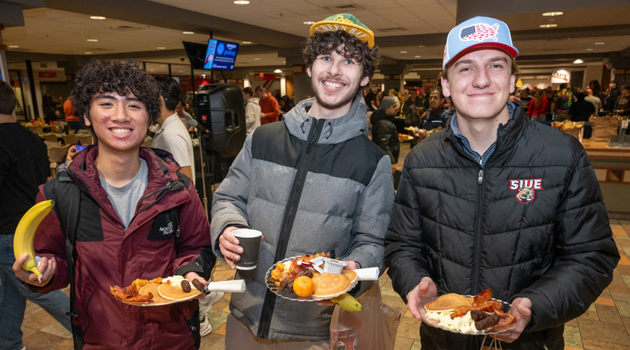 SIUE student eating at Centre Court in the Morris University Center.
