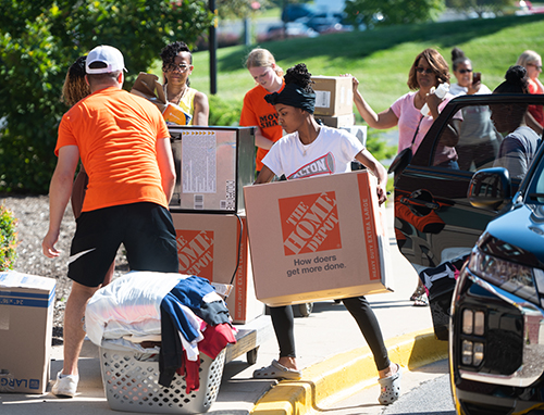SIUE first year student has help from her mom moving into her residence hall. 