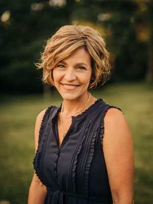SIUE freshman Taylor Sparks (right) with her mother Dawn Sparks, Accountant III (left).