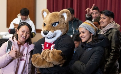International Students Pose with Eddie