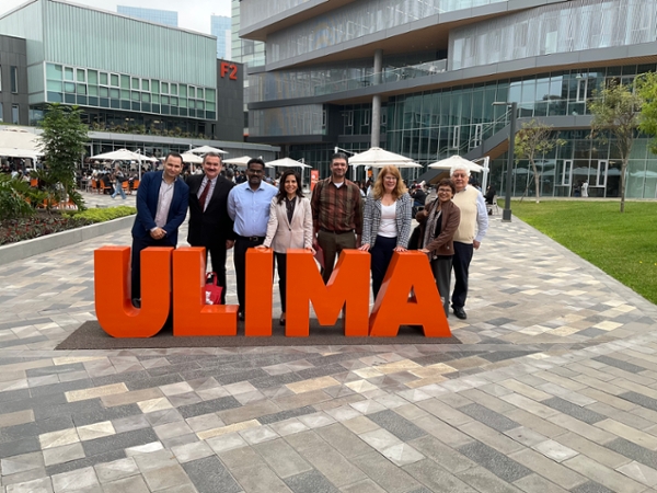 ITC delegation stands behind University of Lima sign