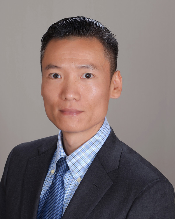 Portrait of Dr Liang Cheng