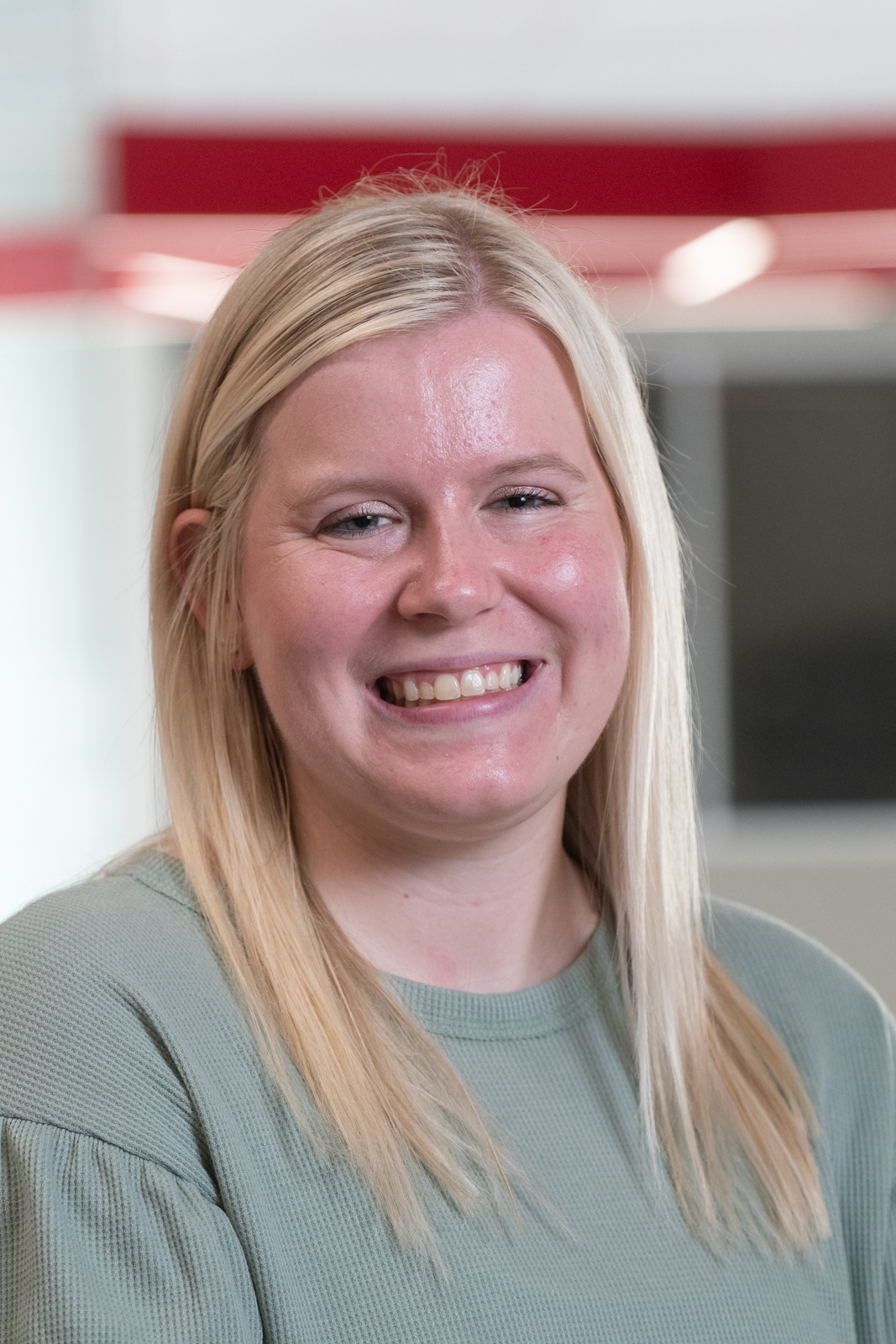 A portrait photo of Lindsay Ratermann