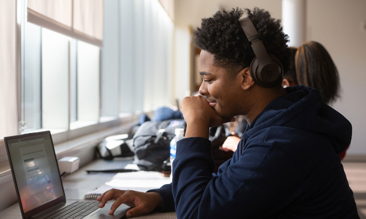 SIUE student meets with a professor.