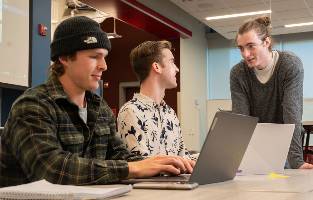 SIUE students working in a computer lab