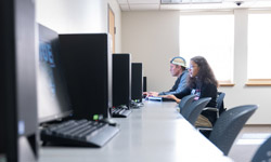 SIUE students working in a computer lab.