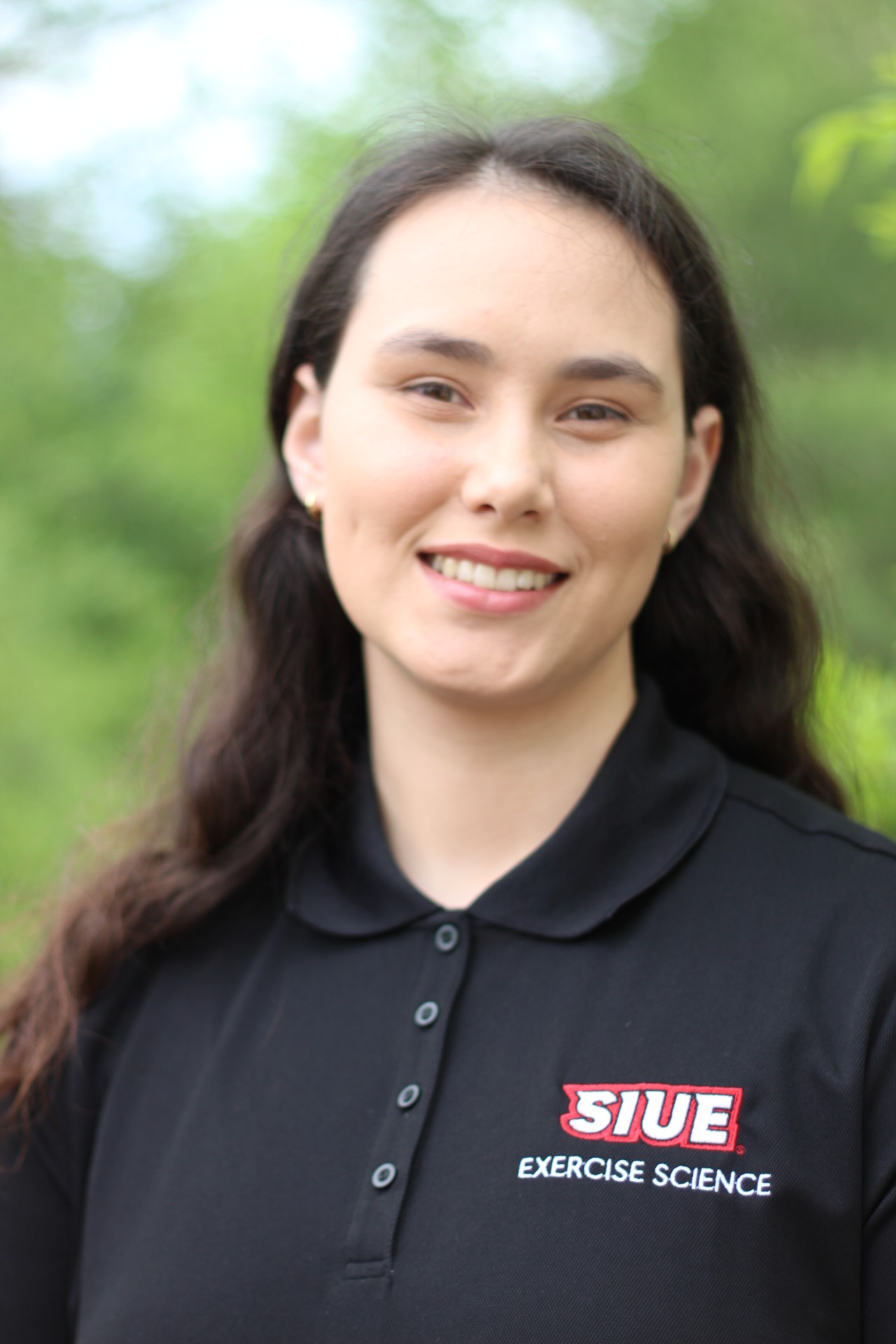 A portrait photo of Julia Armbruster