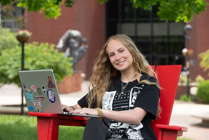 SIUE student on her computer 