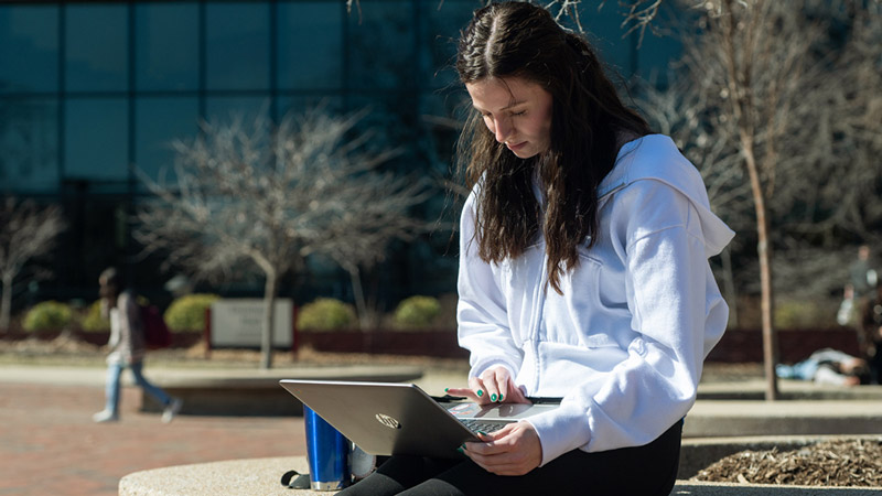 SIUE student on her computer 